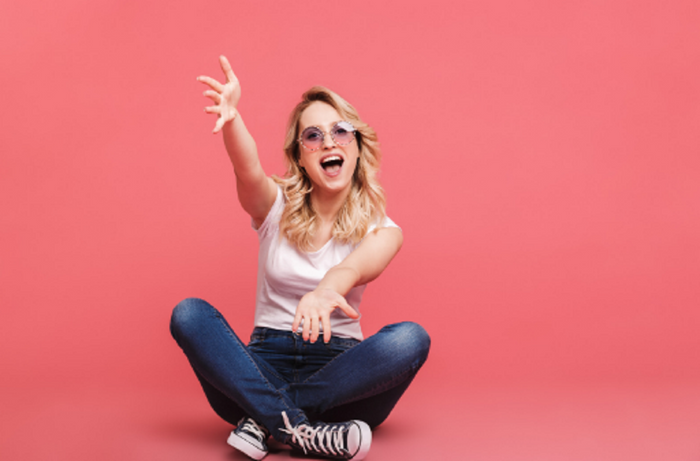 Mujer sorprendida con lentes arnette precio